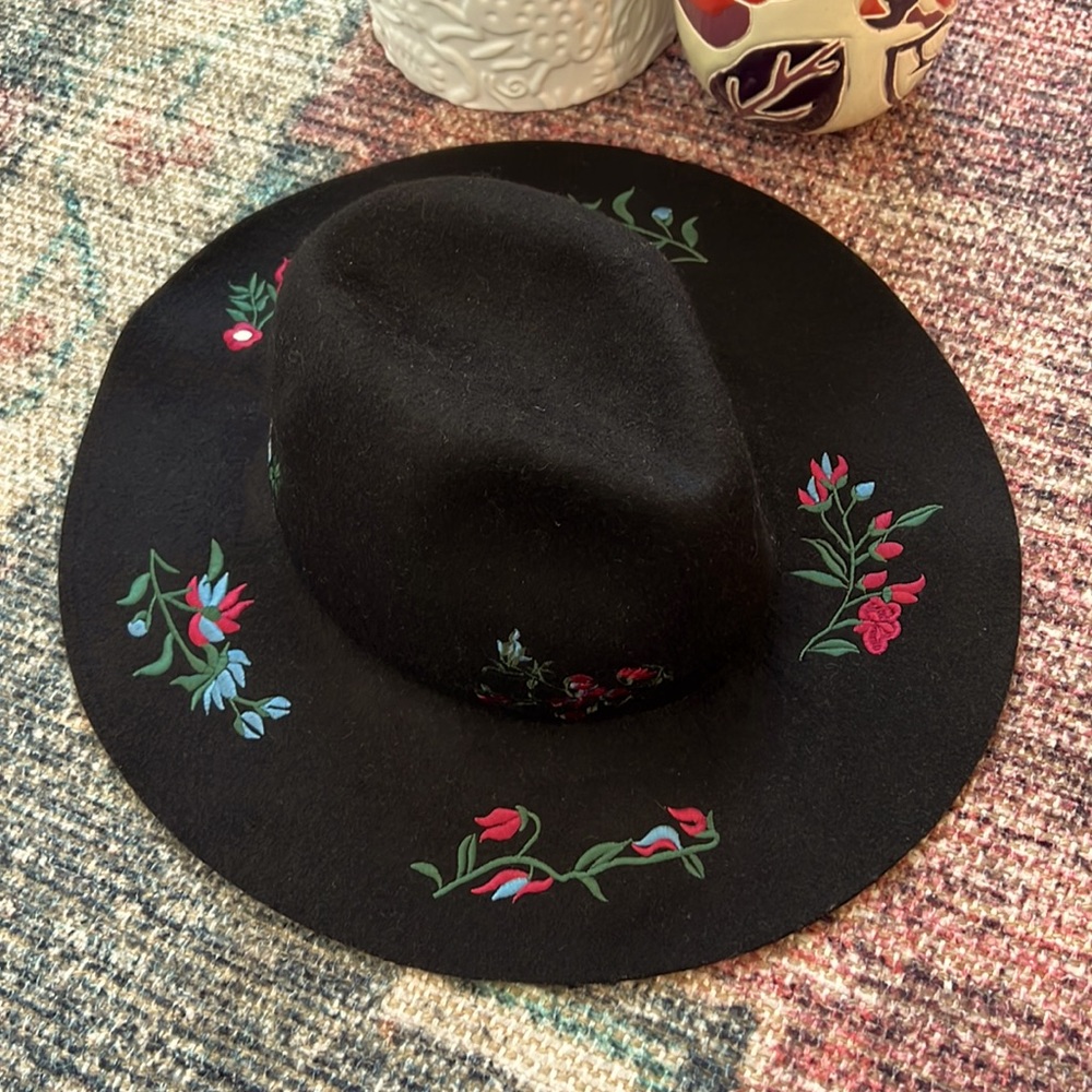 Lucky brand black and floral felt hat